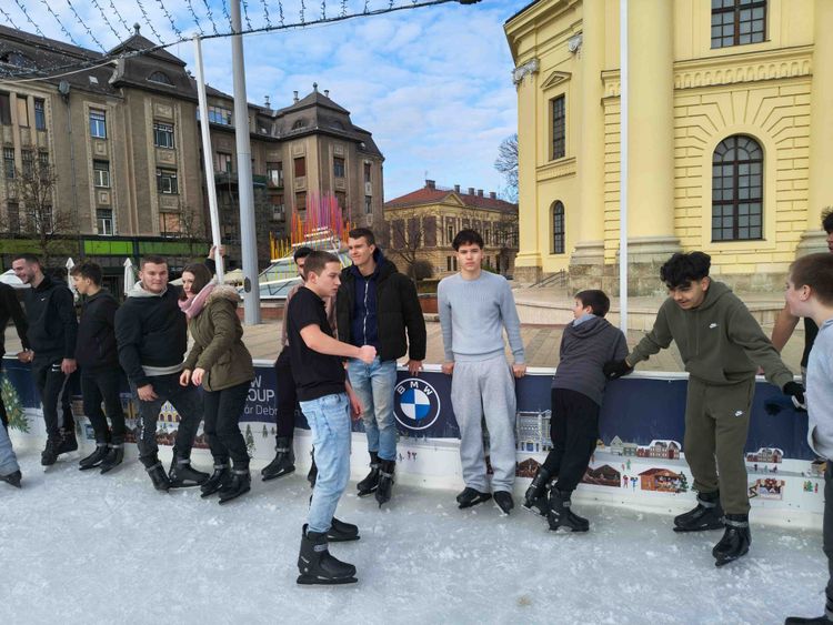 Ünnepi hangulatban a Kossuth téri jégpályán