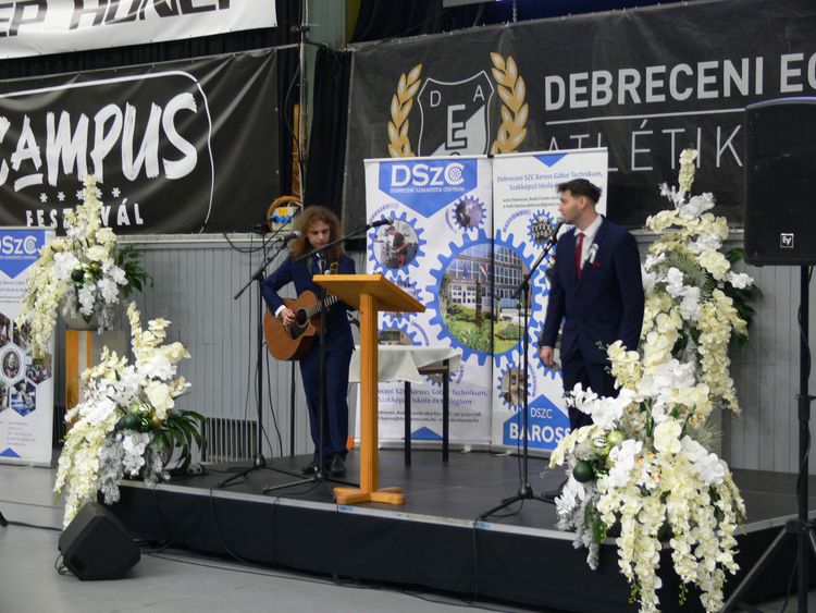 Szalagtűző ünnepség