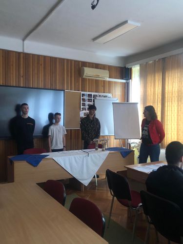 Iskolánk legsikeresebb diákjai tartottak bemutatót a tantestület előtt. 